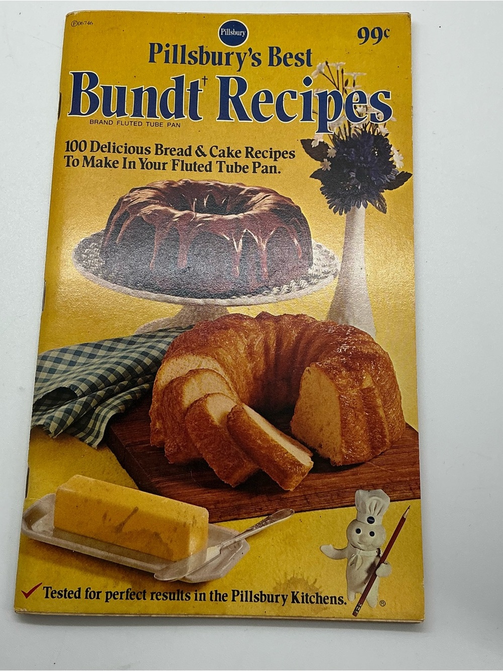 Pillsbury's Best Bundt Recipes Paperback Illustrated Cookbook 1974